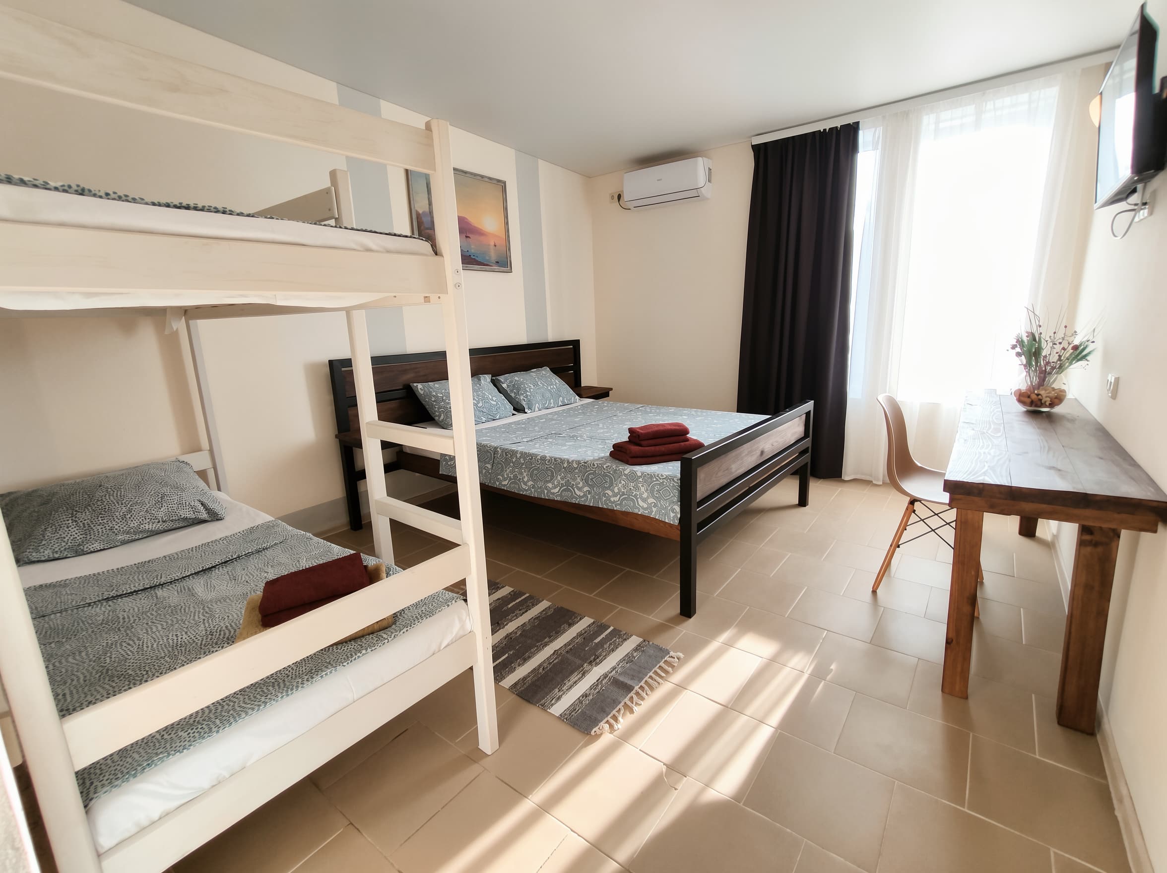 1 bedroom with 2 storey bed