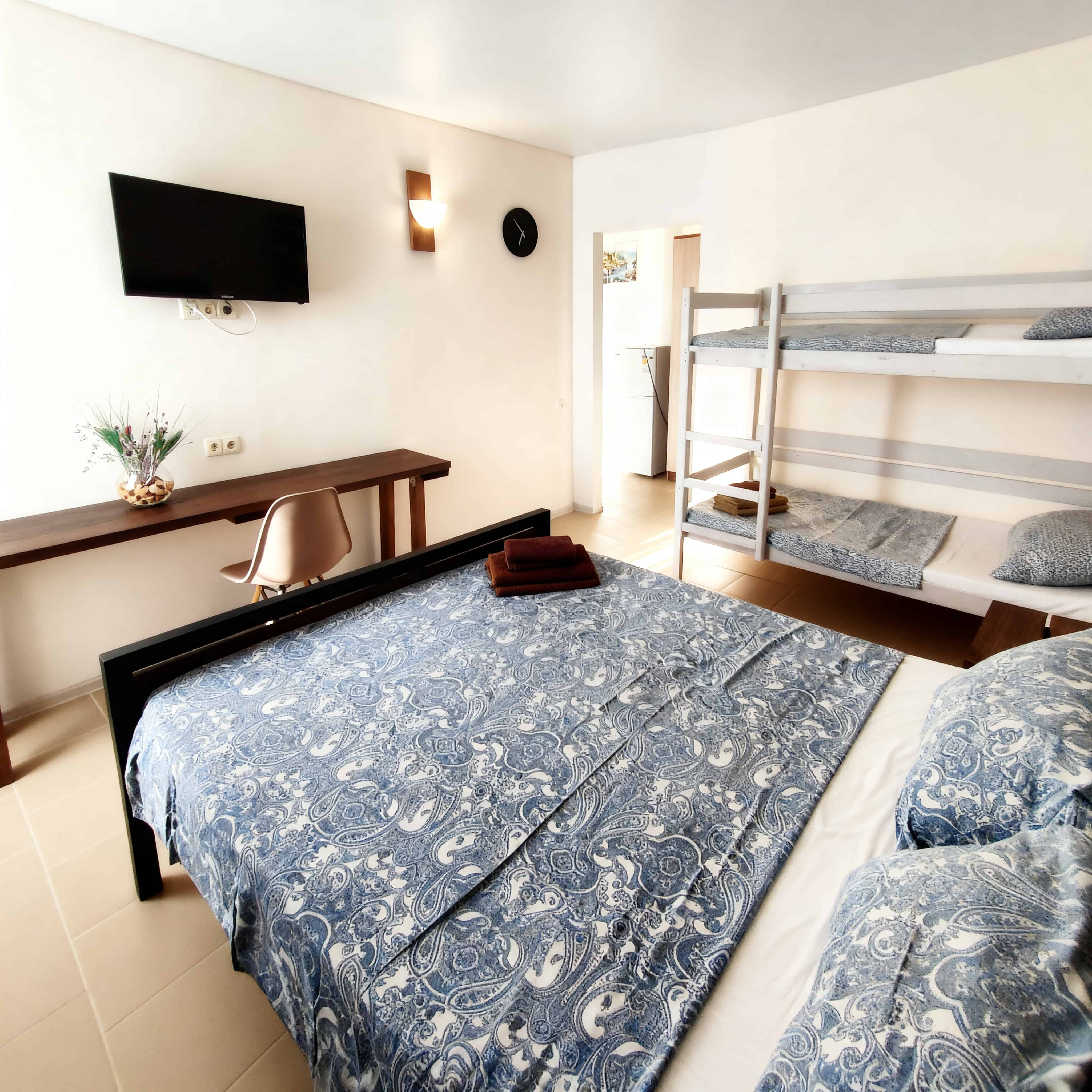 Спальня в однокомнатном номере с двухъярусной кроватью  гостевого дома Бухта Ветров