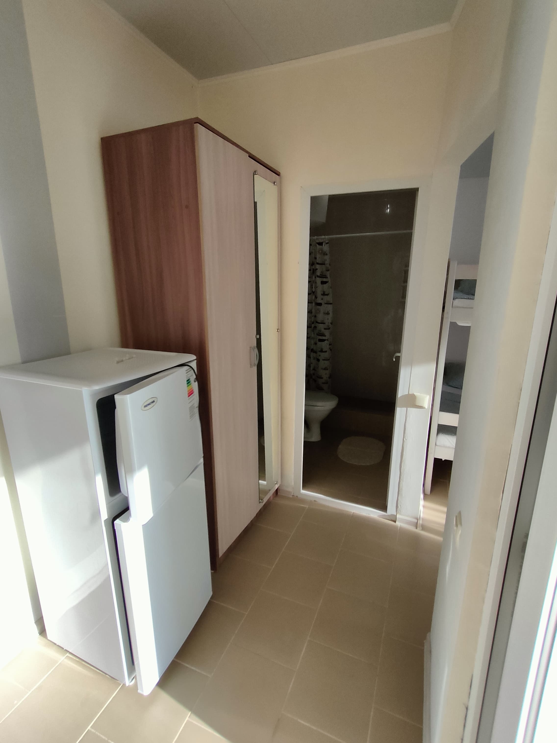 Коридор в однокомнатном номере с двухъярусной кроватью  гостевого дома Бухта Ветров