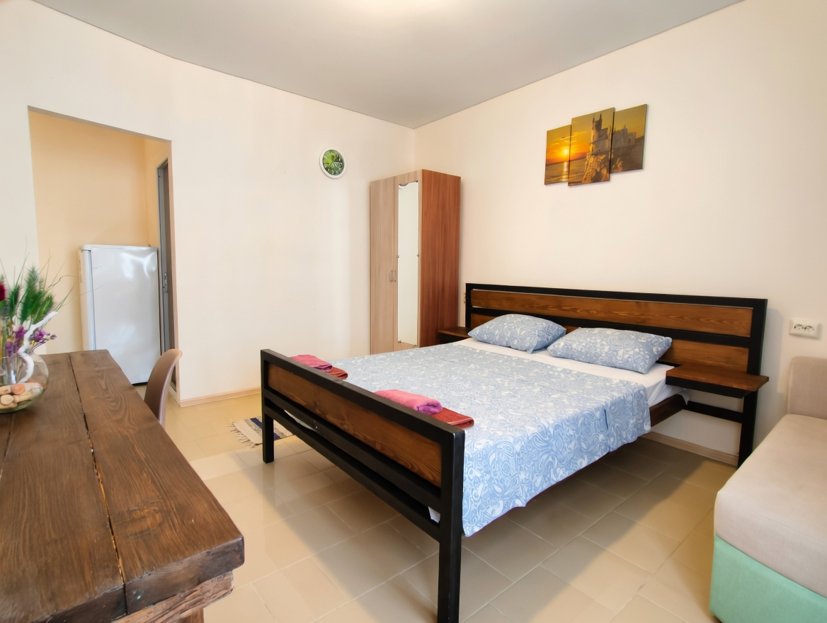 Спальня в однокомнатном номере гостевого дома Бухта Ветров