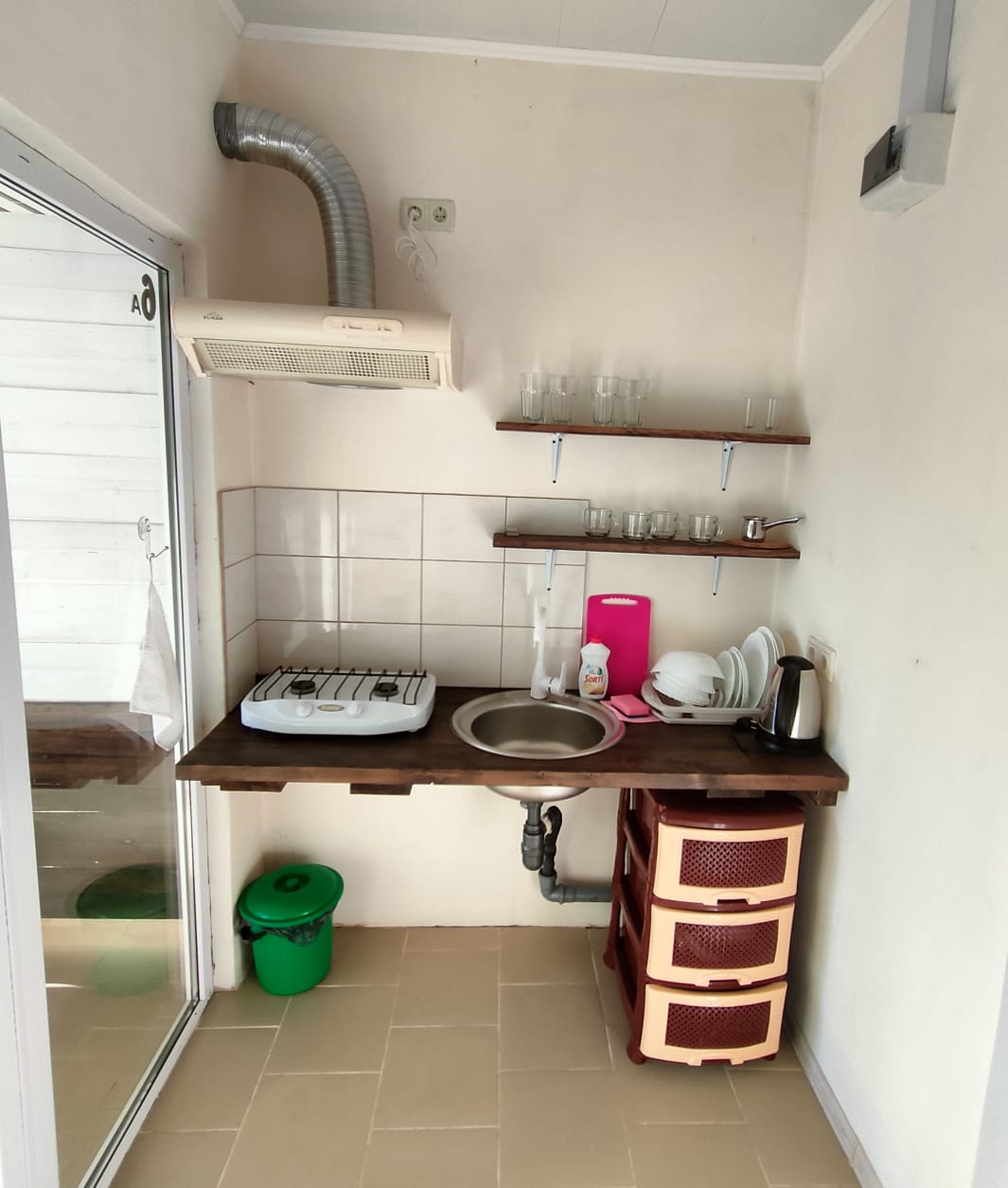 Кухня в однокомнатном номере гостевого дома Бухта Ветров