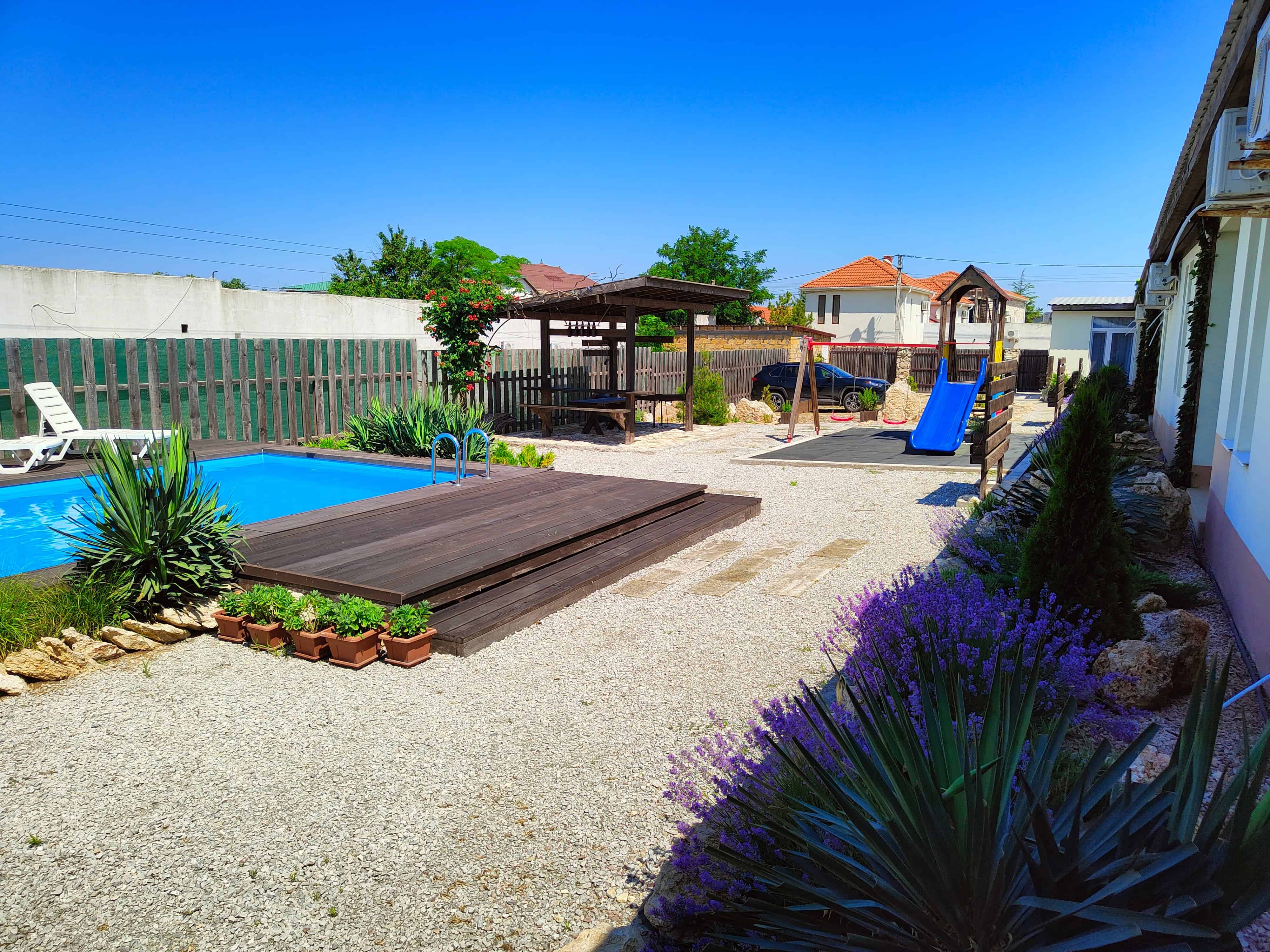 Общий вид на территорию гостевого дома Бухта Ветров