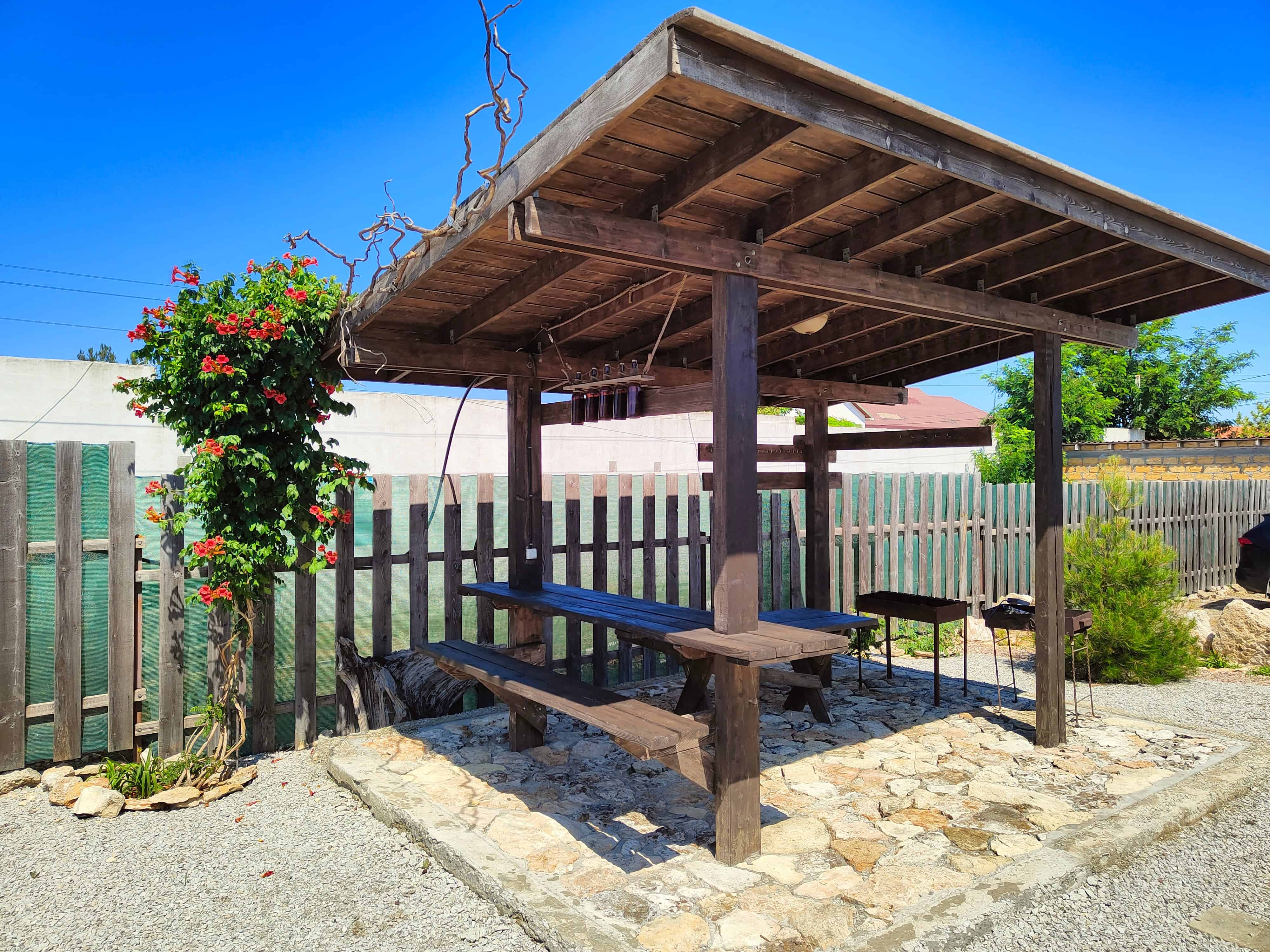 Мангальная зона гостевого дома Бухта Ветров